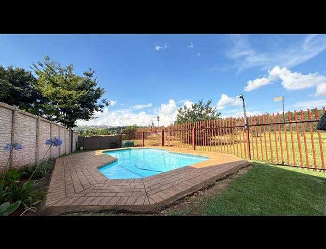 2 BEDROOM TOWNHOUSE FOR SALE IN GLENVISTA